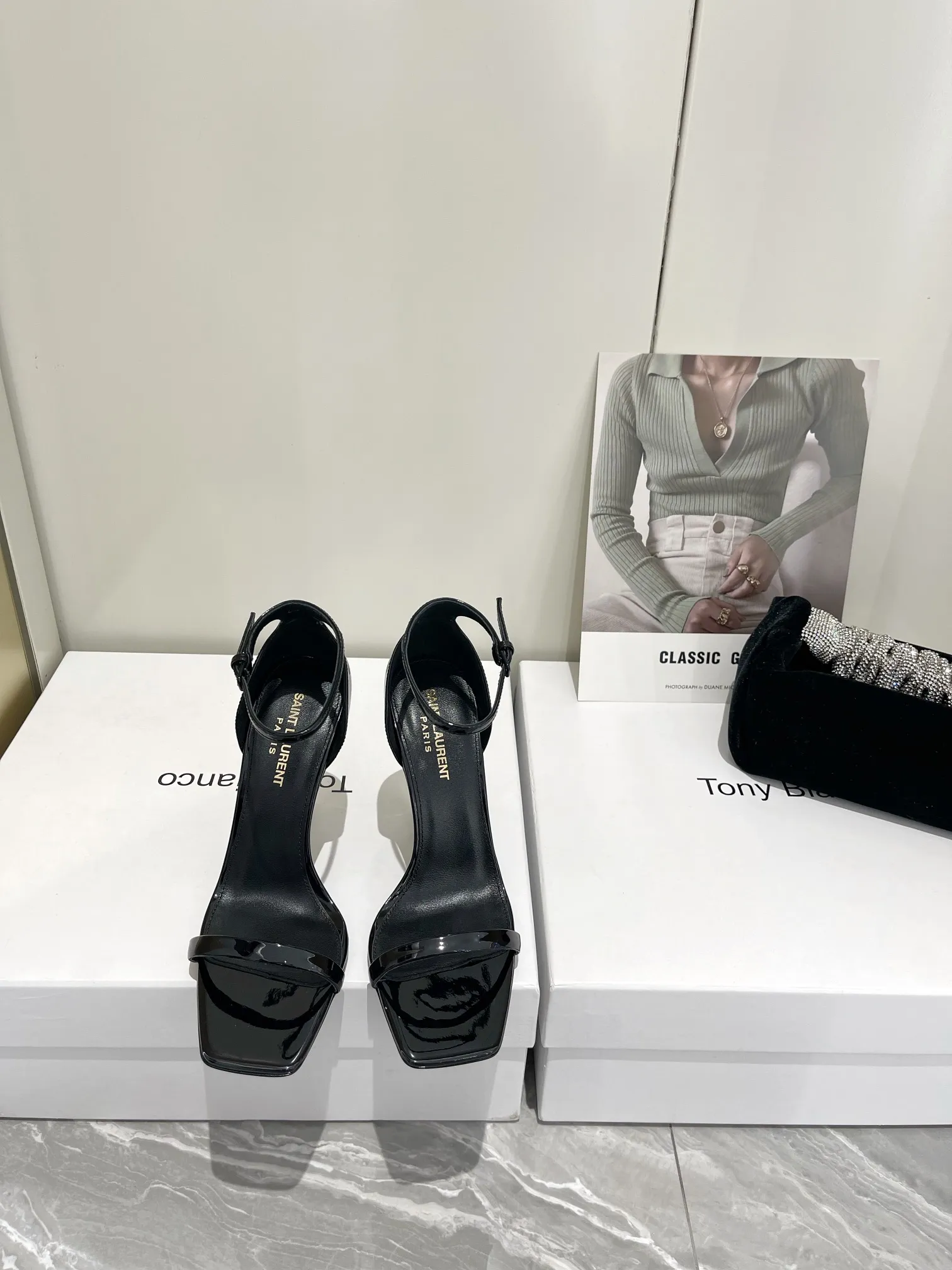 👟👟Ex-factory price 520👟👟 (highest version) 𝗦𝗔𝗜𝗡𝗧 𝗟𝗔𝗨𝗥𝗘𝗡*ysl classic high-heeled sandals. Only YSL understands women’s hearts best and does not accept refutation. Super invincible feminine artifact. Women’s must-have z-products, full-body customization The self-made molded hardware heels are perfect and consistent. Compare the differences between the pictures and products on the market! Upper: Customized imported cotton silk weaving/imported calf patent leather Lining: Imported 🐑sheep leather Sole: Imported genuine leather outsole Heel height: 9cm Size: 35-39